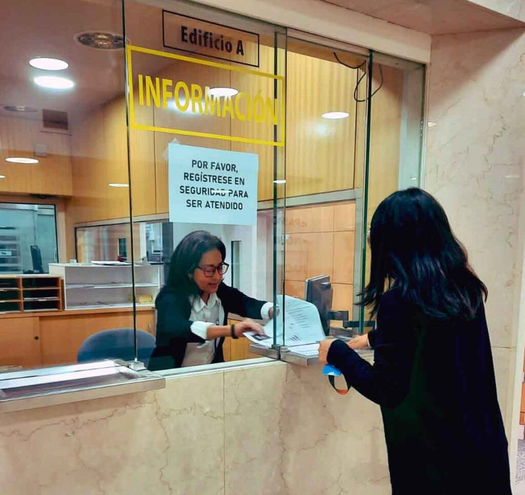 Inscripción Consular Y Certificado De Baja: Guía Y Trámites